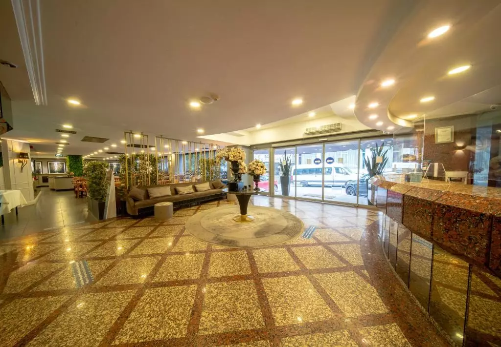 لابی All Seasons Hotel